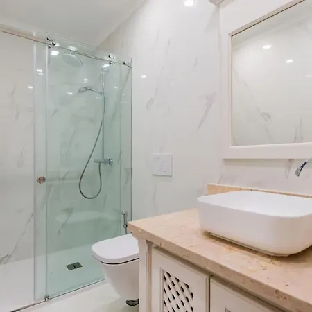 Duque 2br Flat At Historical Chiado *
